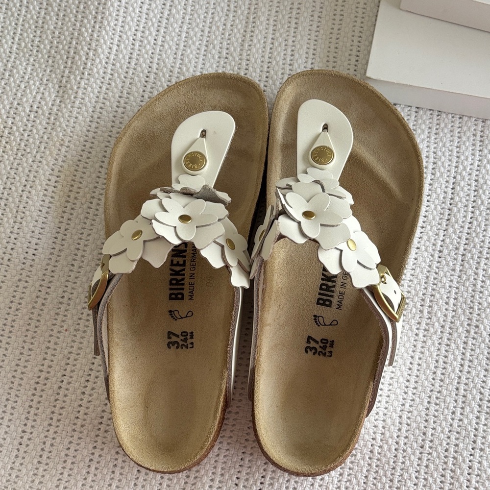 Birkenstock Gizeh White Floral Sandals - Picture 7 of 7